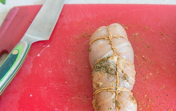 1. Этап. Куриный рулет с начинкой из Песто: 4. А теперь заверните все куски курицы в рулеты. Закрепите их бечёвками.