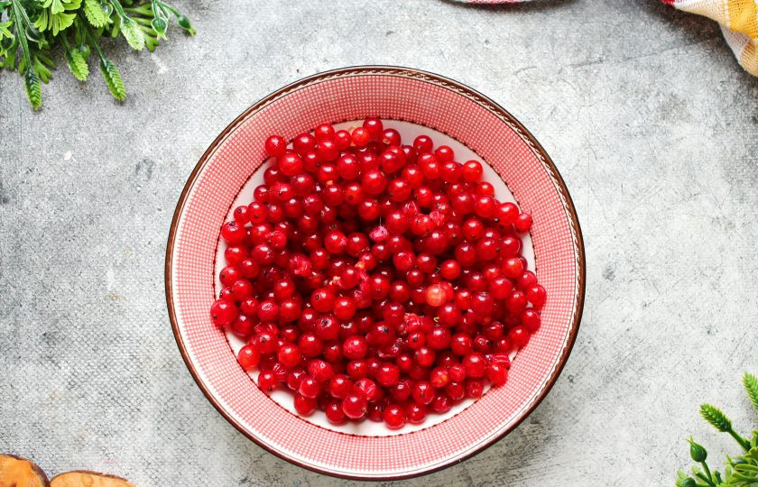 1. Этап. Конфитюр из черной и красной смородины: Красную смородину отделите от веточек, сполосните, откиньте на сито и дайте воде полностью стечь. Выложите смородину в таз для варки варенья.