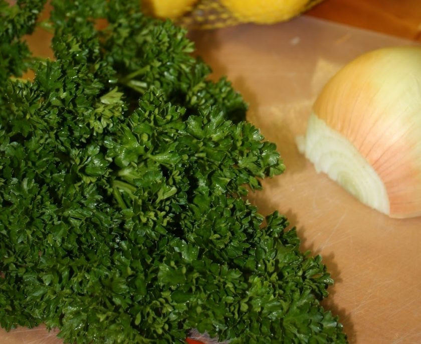 1. Этап. Легкий салат с фасолью: 3. Вымойте зелень и измельчите ее. Откройте консервированную фасоль и слейте воду.