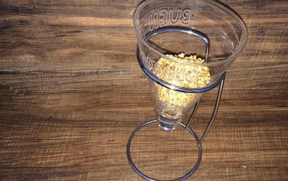 1. Этап. Гречка для похудения: Гречку промойте и откиньте в дуршлаг. Полностью высушите её и уложите в посуду.