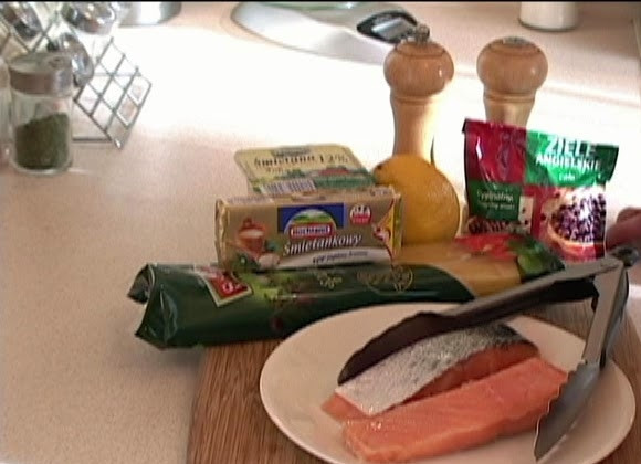 1. Этап. Спагетти с лососем в сливочном соусе: Подготовьте все необходимые продукты. Совет: для рецепта можно использовать обрезки и кусочки свежего лосося, которые не подошли для обжарки или запекания.