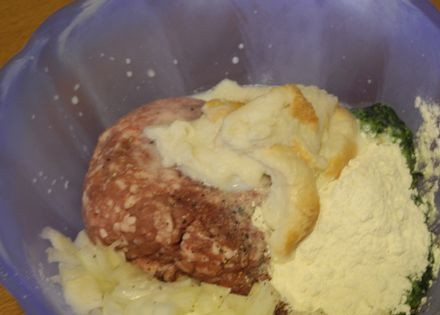 1. Этап. Котлеты из фарша со шпинатом: 2. Лук очищаем и нарезаем мелко, шпинат моем и нарезаем, отправляем все в миску, добавляем фарш, муку, вбиваем яйцо. Молоко нагреваем и вливаем в отдельную миску, размачиваем хлеб. Добавляем его в миску к фаршу, солим и перчим, перемешиваем.