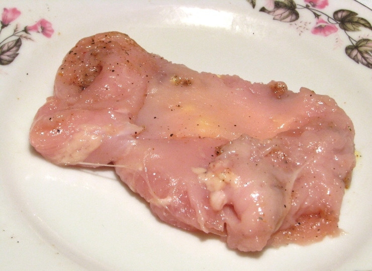 1. Этап. Курица по-столичному: Теперь аккуратно заворачиваем края филе наподобие конвертика.