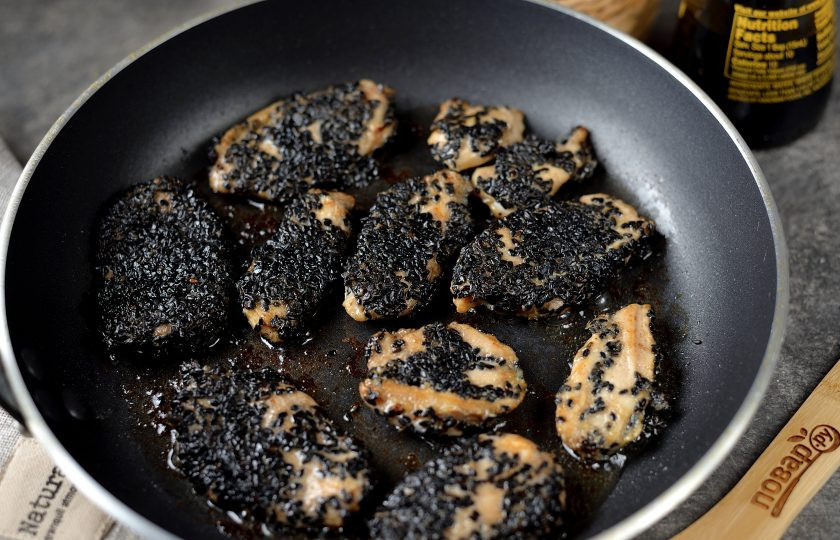 1. Этап. Куриное филе обжаренное в кунжуте Куриный козинак: И обжарьте минуты по 2-3 с каждой стороны. Жарить нужно в небольшом количестве растительного масла на умеренном огне, чтобы кунжут не пригорел.