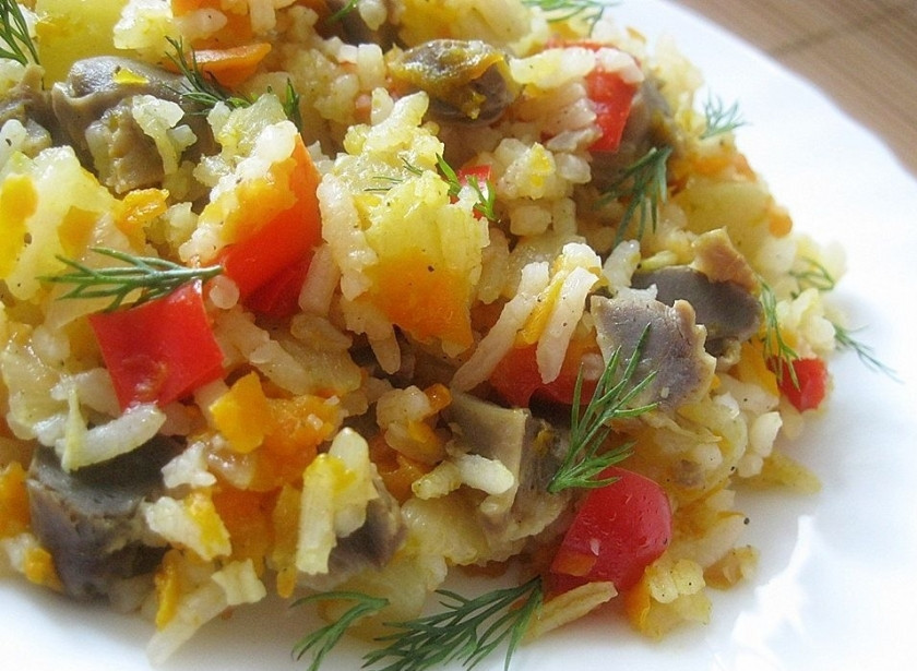 1. Этап. Куриные желудки в мультиварке: Блюдо отлично сочетается с овощным салатом.