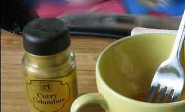 1. Этап. Запеканка из говядины: Развести яйцо с карри, для придания красивого цвета.