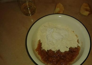 1. Этап. Постное яблочное печенье: Добавляем муку и разрыхлитель для теста.