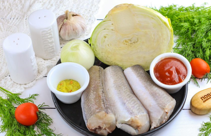 1. Этап. Минтай в капусте: Подготовьте указанные ингредиенты. Рыбу вычистите, промойте и удалите внутри черную пленку. Лук очистите от кожуры и промойте.