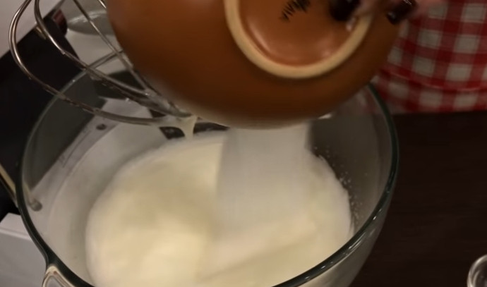 1. Этап. Шоколадный торт Захер: 1. Отделите белки от желтков, в чашу миксера поместите белки и взбейте их на низкой скорости до образования пены, после этого добавьте ваниль и весь сахар.