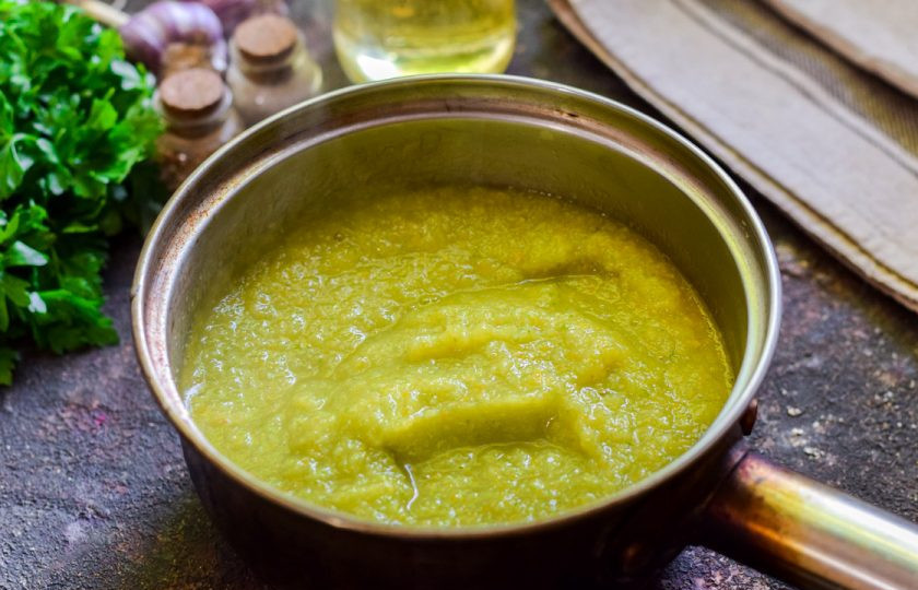 1. Этап. Кабачковая икра на зиму Пальчики оближешь: Лишнюю жидкость слейте, овощи переложите в чашу блендера и пюрируйте.