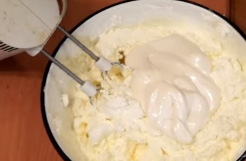 1. Этап. Творожный чизкейк с маршмеллоу без выпечки: 9. Постепенно добавляем его в нашу творожную основу и взбиваем миксером.