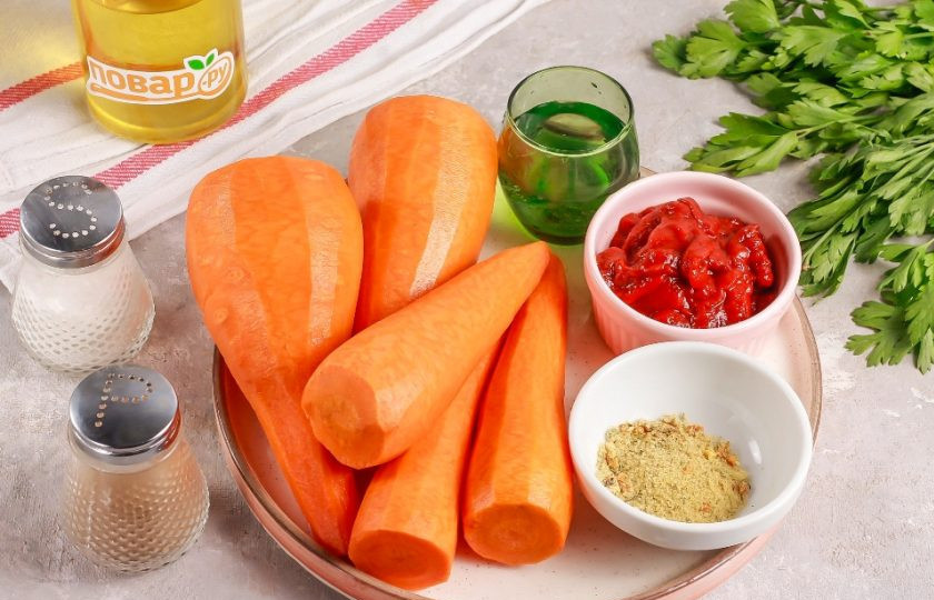 1. Этап. Икра из моркови с томатной пастой: Подготовьте указанные ингредиенты. Очистите морковь от кожуры и промойте в воде.