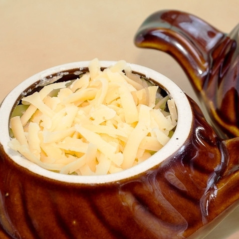 1. Этап. Жульен из горбуши: Сверху выкладываем немного тертого сыра и ставим в духовку, предварительно разогретую до 180 градусов, на 20 минут.