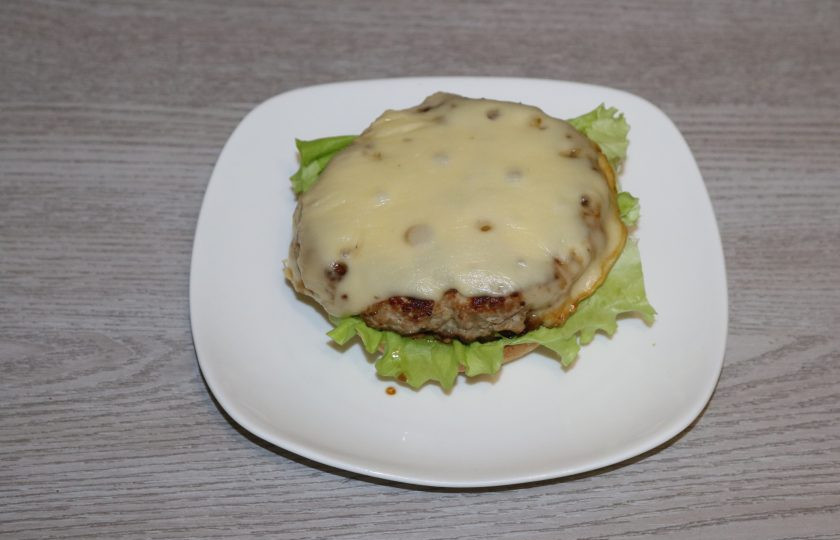 1. Этап. Сочный бургер: Сверху выложите котлету с сыром.
