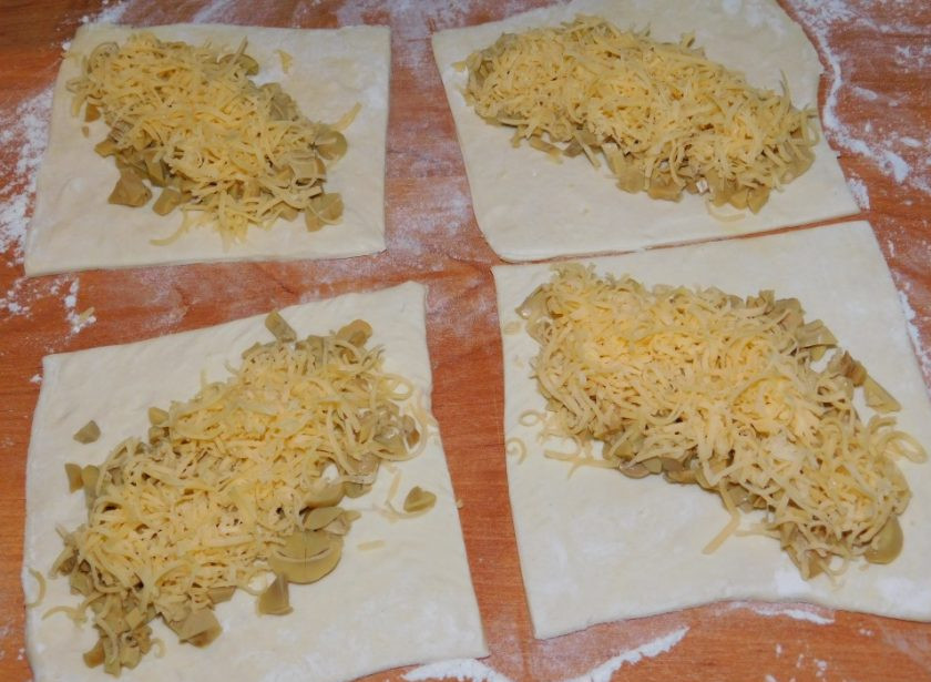 1. Этап. Грибные слойки с сыром: Сверху посыпьте тертым сыром.