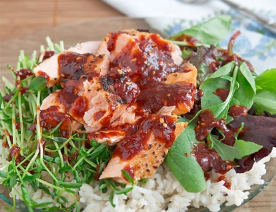 1. Этап. Лосось с острым соусом: Сверху уложите рыбку. Соус налейте в соусник и поставьте рядом, или сразу полейте им рыбу и подавайте блюдо к столу.