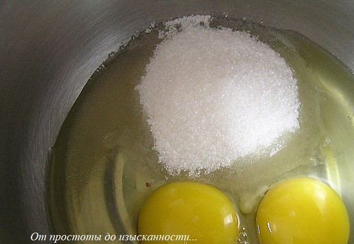 1. Этап. Торт Малиновая роскошь: Приготовьте бисквит. Разогрейте духовку до 180*С. Трижды просейте муку с крахмалом и солью. Смешайте яйца и сахар в небольшой кастрюльке с толстым дном (при нагревании сахар не даст яйцам свернуться).