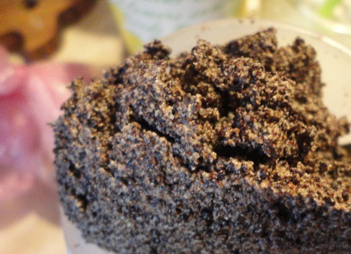 1. Этап. Кутья с яблоками: Мак маленькими порциями перетереть в ступке. Мак должен дать 