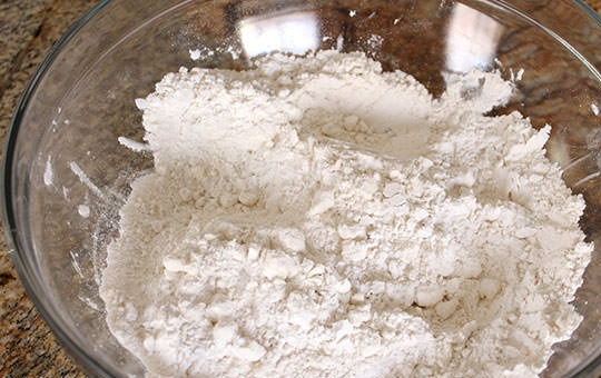 1. Этап. Закусочные сырные печенюшки: 2. Разотрите в однородную крошку. Добавьте разрыхлитель и сахар.