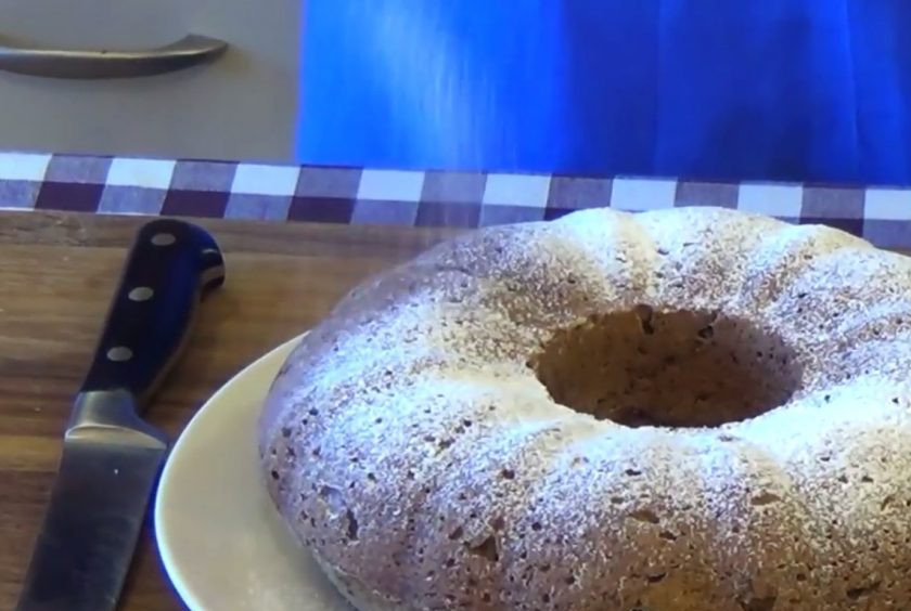 1. Этап. Кекс Твидовый: 4. Оставьте кекс на 10 минут в форме, после чего извлеките на блюдо. Готовый кекс присыпьте сахарной пудрой. Приятного аппетита!