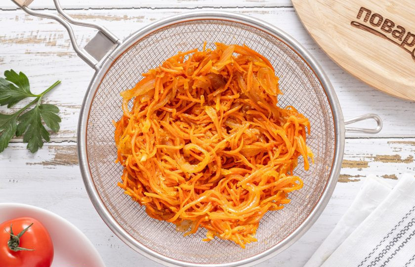 1. Этап. Помидоры фаршированные морковью: Когда начинка пустит сок, откиньте ее на сито и отожмите от жидкости.