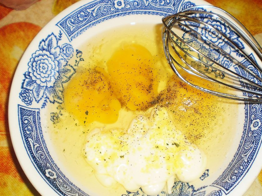 1. Этап. Свинина (отбивная, жаренная на сковороде в кляре): 4. Теперь делаем кляр: взбиваем яйца со специями, солью и майонезом. Не обязательно пользоваться миксером, это можно сделать и обычным венчиком.