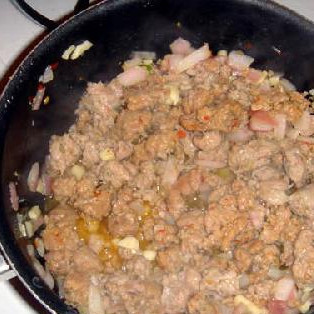 1. Этап. Запеченный Зити: Добавляем зелень, лук и чеснок в колбасу. Готовим несколько минут до прозрачности.