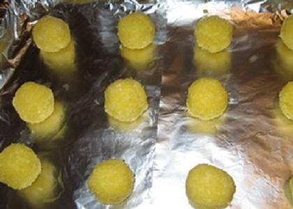 1. Этап. Печенье Кокосанка: 2. Противень застелить фольгой. Сформировать из теста шарики и выложить их на лист. Шарики можно сделать с помощью кондитерского мешка или кондитерского шприца. Если такого у вас нет, не переживайте. Возьмите десертную ложку, намочите ее в холодной воде и аккуратно набирайте кокосовую массу. Другой ложкой можно помочь округлить форму кусочков.