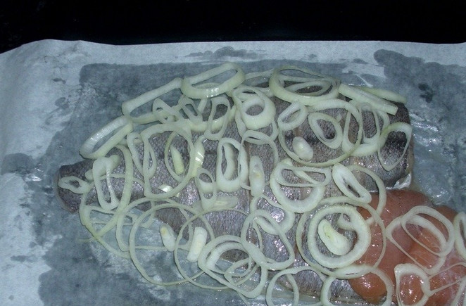 1. Этап. Камбала запеченная: Застилаем протвиень фольгой или бумагой для выпечки. Выкладываем камбалу, а сверху присыпаем колечками репчатого лука. Запекаем в духовке 40 минут, температура — 180 градусов.