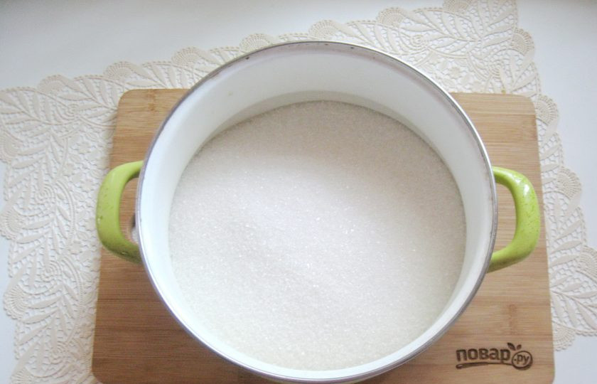 1. Этап. Кизиловое варенье с косточками Пятиминутка: Сварите сироп для варенья. В кастрюлю насыпьте сахар.