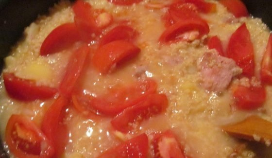 1. Этап. Пшенная каша со свининой: Порежьте помидоры на кусочки, добавьте их к каше. Залейте кашу водой так, чтобы вода покрывала всю кашу, выставите маленький огонь и варите его еще минут 15-20. Перемешивайте кашу. Затем выключите плиту и дайте каше настояться еще минут 20.