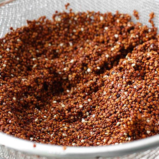 1. Этап. Салат из лебеды: Пересыпьте лебеду в сито. Вскипятите в кастрюле воду (примерно 6 чашек), подсолите воду. Засыпьте лебеду и кипятите в течении 10 минут. Тем временем подготовьте марлю и сито для паровой бани (лучше использовать пароварку).