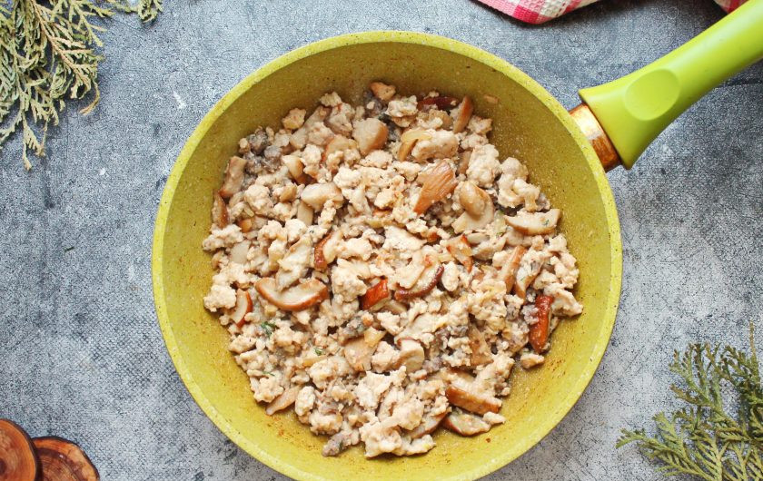 1. Этап. Паста с фаршем и белыми грибами: Выложите в сковороду фарш и обжаривайте еще 10 минут, до готовности и разбивая мясные комочки.