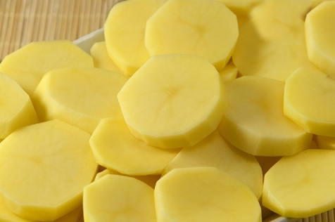 1. Этап. Свинина с овощами под соусом Бешамель: Тем временем чистим и нарезаем картофель кружочками.