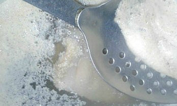 1. Этап. Солянка без огурцов: Ставим на средний огонь. Когда жидкость станет закипать, отслеживаем появление пены и вовремя ее снимаем.