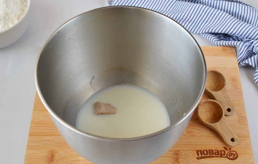 1. Этап. Заварной хлеб: В миску перелейте оставшееся теплое молоко, добавьте дрожжи, соль и сахар. Растворите все ингредиенты. Оставьте в тепле на 5-7 минут, чтобы дрожжи 