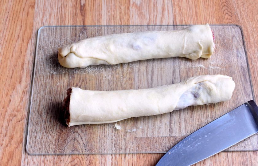 1. Этап. Ленивые пельмени в духовке: Скрутите плотно рулетом.