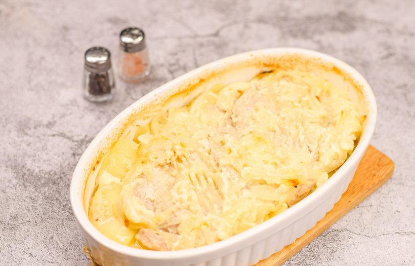 1. Этап. Классический рецепт мяса по-французски: Спустя один час достаньте форму из духовки и снимите фольгу.