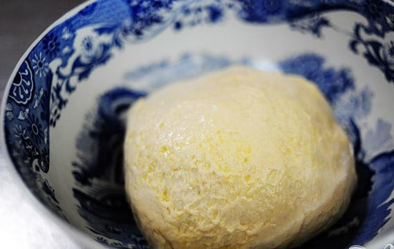 1. Этап. Фокачча с маслинами: 3. Берем теплую металлическую миску (в холодную класть нельзя). Слегка сбрызнуть оливковым маслом. Придать тесту форму шара. Обмазать тесто оливковым маслом, плотно накрыть полиэтиленовой пленкой и отложить в сторону от 1 до 2 часов или поместить в холодильник до использования. Выложить маслины на бумажном полотенце для удаления лишней влаги.