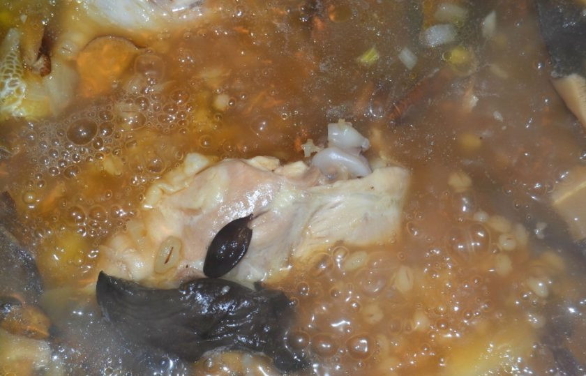 1. Этап. Суп из сушеных грибов с перловкой: 14. Варите суп еще около 7-10 минут.