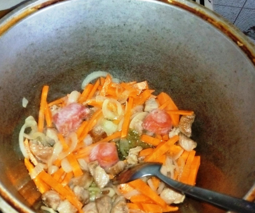 1. Этап. Жаркое по-домашнему из свинины с картошкой: 2. Мою морковь и нарезаю ее брусочками, лук-порей нарезаю полукольцами или кольцами. Всыпаю овощи к мясу и обжариваю пять минут, добавляю специи и соль, уменьшаю огонь и готовлю до мягкости мяса.