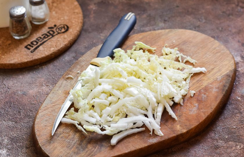 1. Этап. Салат с копченой курицей и огурцом: Пекинскую капусту нарежьте тонкими полосками.