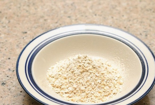 1. Этап. Быстрая каша в микроволновке: 1. В глубокую тарелочку насыпьте овсяные хлопья.