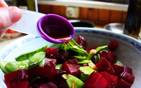 1. Этап. Простой салат из свеклы вареной: 6. Добавить оливковое масло и аккуратно перемешать. При желании простой салат из свеклы вареной в домашних условиях можно также дополнить соком лимона по вкусу.