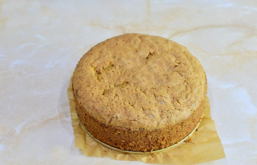 1. Этап. Морковный торт с маскарпоне и орехами: Готовый бисквит немного поднимется за время выпекания и подрумянится. Извлеките его из формы и остудите. Затем оберните пищевой пленкой и уберите в холодильник на несколько часов.