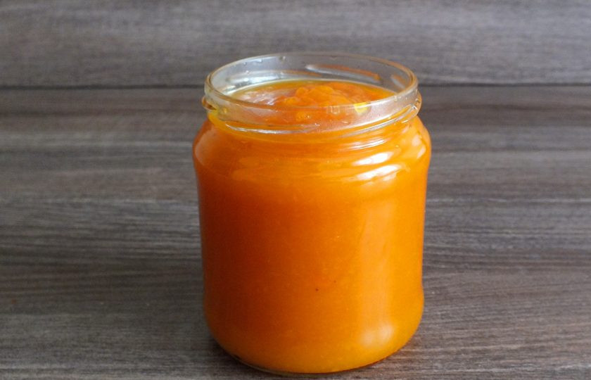 1. Этап. Повидло из тыквы с курагой: Разлейте горячее повидло в чистые, сухие банки. Оставьте, чтобы оно остыло и сверху слегка подсохло. После закройте чистой, сухой крышкой. Это предотвратит от образования конденсата. Перенесите повидло в место хранения заготовок.