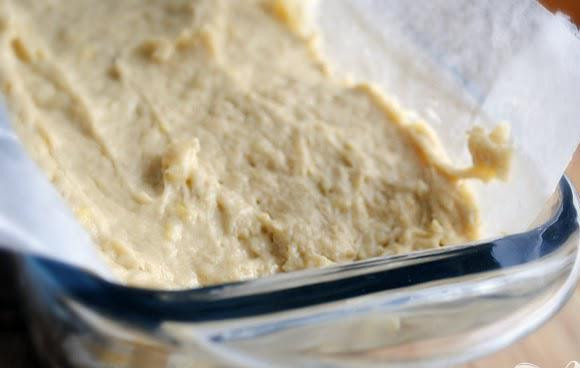 1. Этап. Банановый хлеб с корицей и орехами: 5. Выложить тесто в подготовленную форму и выпекать 40-45 минут. За 10 минут до готовности приготовить посыпку.