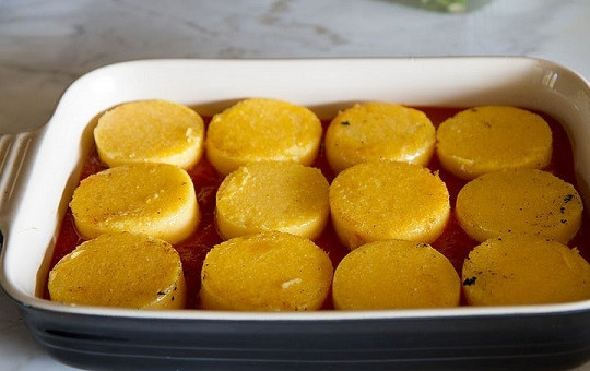 1. Этап. Томатная полента: 3. На дно жаропрочной формы выложите 2/3 соуса. Сверху — кружочки поленты.