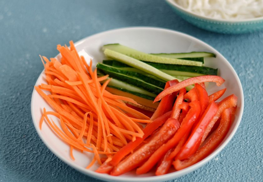 1. Этап. Тайские роллы: Огурец, болгарский перец и морковь нарежьте соломкой.