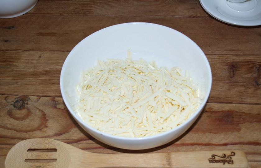 1. Этап. Ачма из лаваша с сыром: Сыр натрите на терке. Я взяла козий сыр. Он относится к сырам твердых сортов. По вкусу — близкий к адыгейскому или кавказскому.
